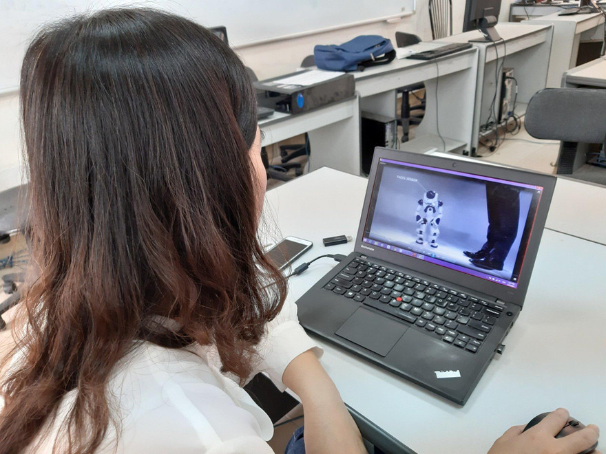 Tích cực 'phủ' vắc xin COVID-19 cho sinh viên