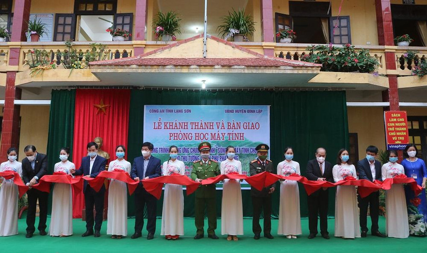 Tặng máy tính cho học sinh nghèo vùng biên