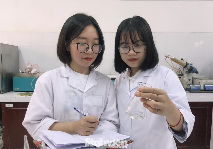 Sinh viên trường ĐH Khoa học Tự nhiên, ĐH quốc gia Hà Nội làm nghiên cứu khoa học