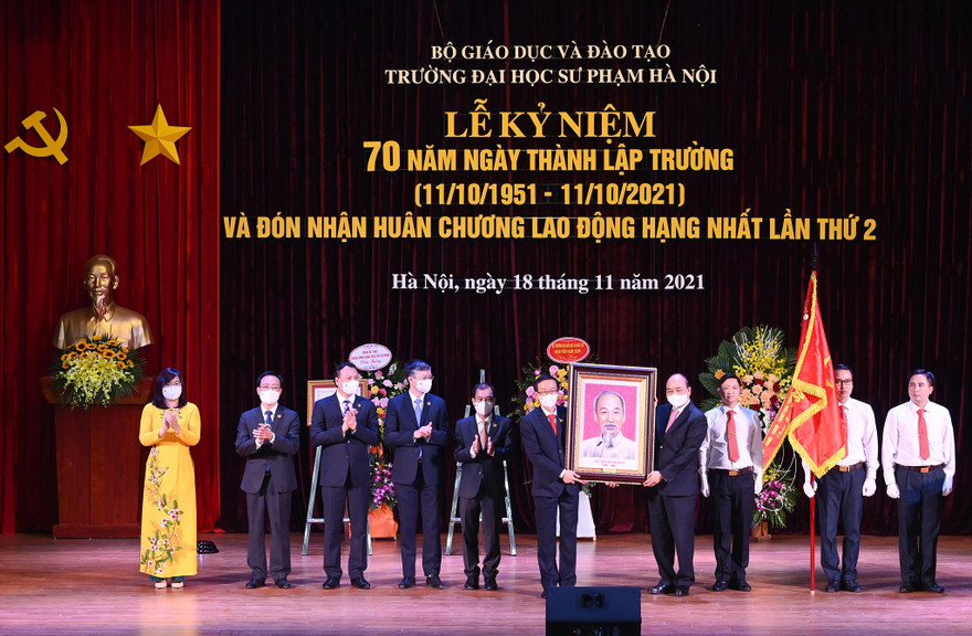 Trường Đại học Sư phạm Hà Nội đón Huân chương Lao động hạng nhất