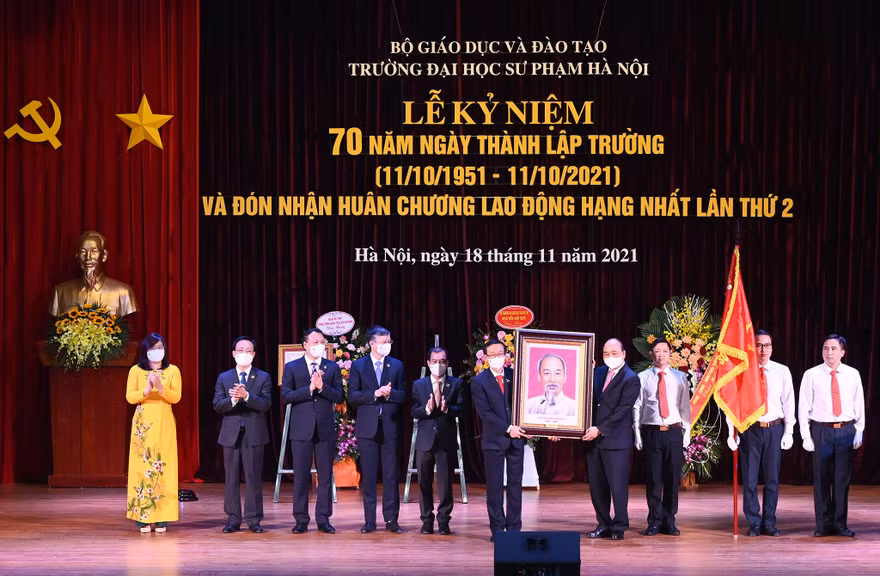 Trường Đại học Sư phạm Hà Nội đón Huân chương Lao động hạng nhất