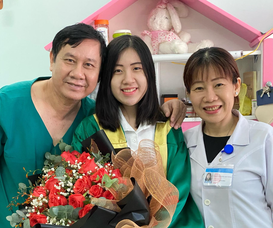 Minh Anh (ở giữa) và bố mẹ. Ảnh NVCC