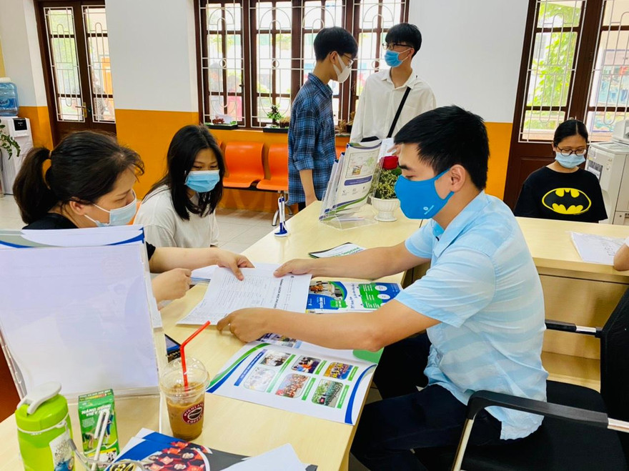 Phụ huynh nộp hồ sơ cho con tại trường THPT Phương Nam sáng 29/6