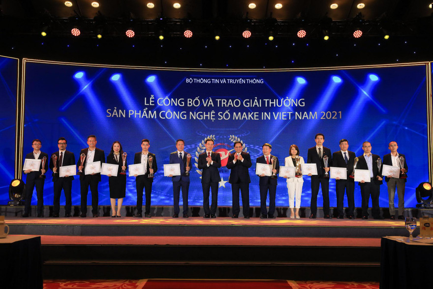 Thủ tướng Phạm Minh Chính chúc mừng các đơn vị được vinh danh. Ảnh: Anh Dũng