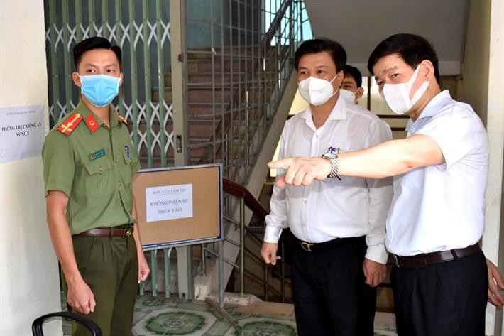 Thứ trưởng Bộ GD&ĐT Nguyễn Hữu Độ (người đứng thứ 2 bên phải qua) kiểm tra chuẩn bị thi tốt nghiệp THPT tại Hải Dương ngày 28/6.