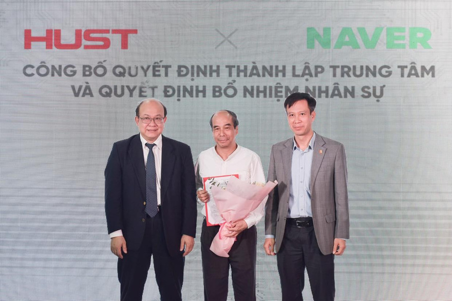 GS.TS Hồ Tú Bảo (giữa), Giám đốc Khoa học Trung tâm Nghiên cứu quốc tế về trí tuệ nhân tạo và PGS Huỳnh Quyết Thắng (bên trái), Hiệu trưởng Trường ĐH Bách khoa Hà Nội