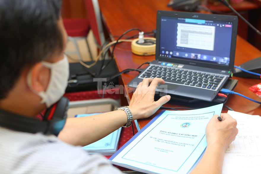 Sinh viên trường ĐH Kinh tế Quốc dân bảo vệ chuyên đề, khóa luận tốt nghiệp trực tuyến. Ảnh: Trọng Tài