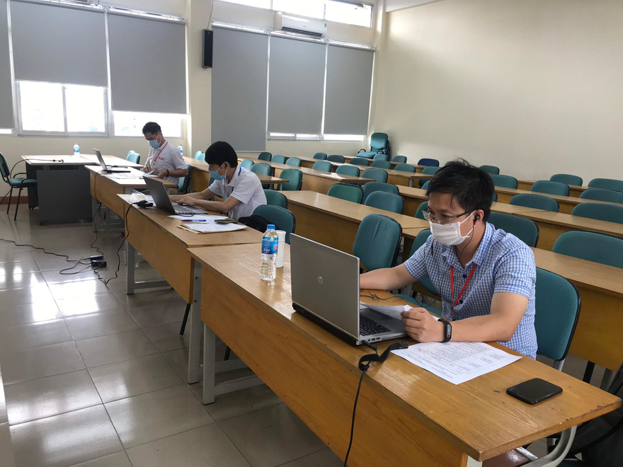 Các hội đồng tuyển sinh đang phỏng vấn trực tuyến thí sinh. ẢnhBK