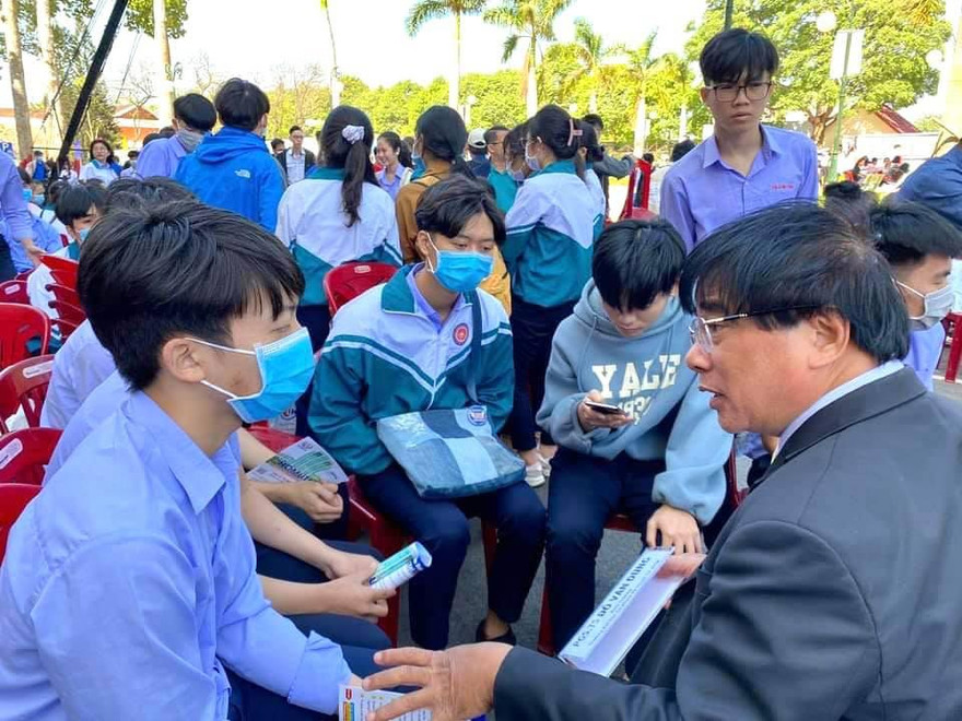 PGS.TS Đỗ Văn Dũng (ngoài cùng bên phải) đang tư vấn tuyển sinh cho thí sinh.