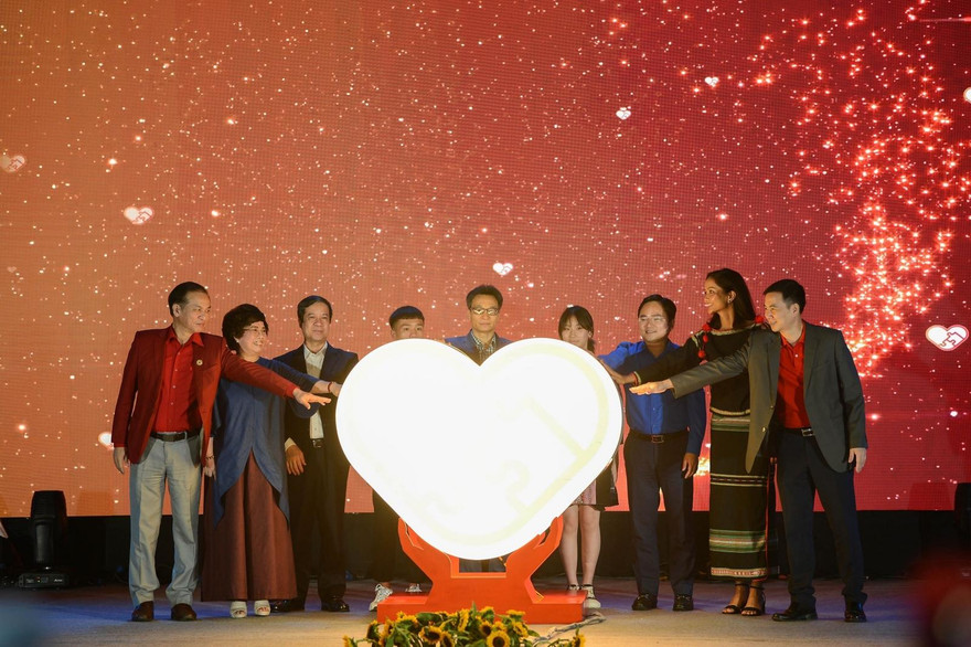 Các đại biểu thực hiện nghi thức phát động Chương trình "Điều ước cho em".