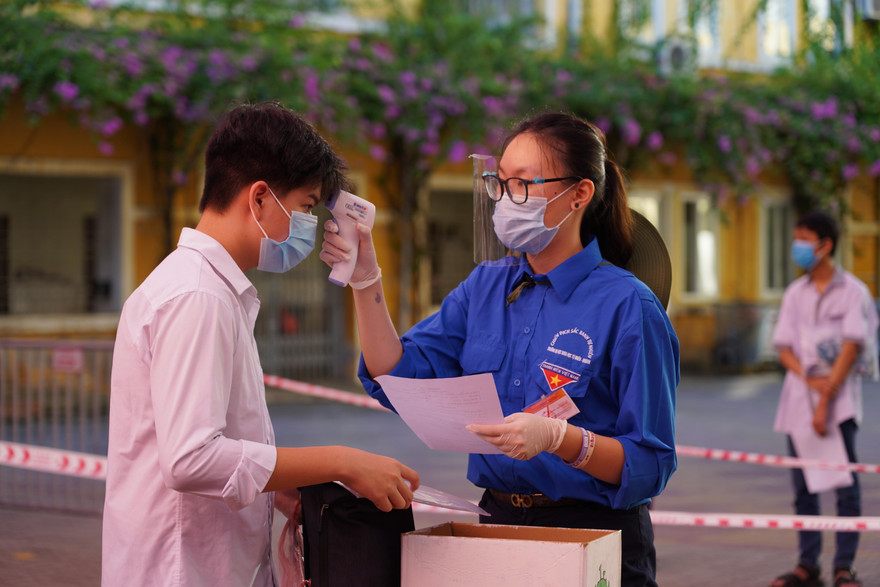 Thí sinh dự thi vào lớp 10 trường THPT chuyên KHTN năm 2021 - 2022 đợt 1. Ảnh: KHTN