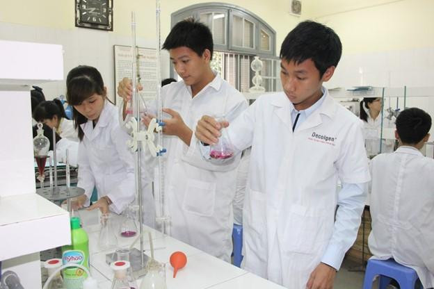 Sinh viên ngành Hóa trong phòng thí nghiệm. 