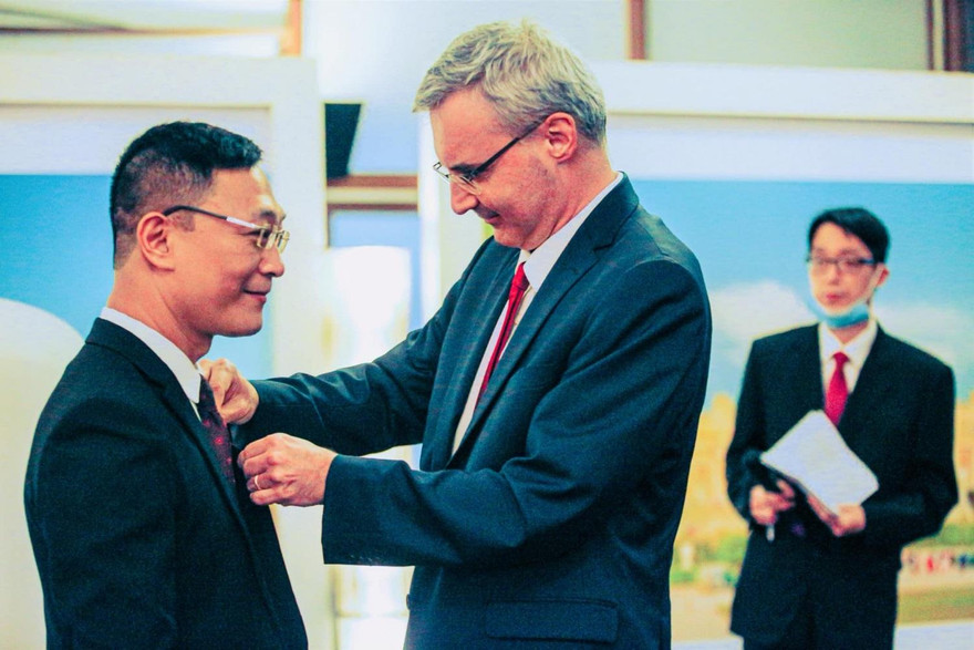 TS. Trần Văn Công nhận Huân chương Hhiepej sĩ Nghệ thuật và Văn học do Đại sứ quán Pháp tại Việt Nam trao tặng. Ảnh: Hanu