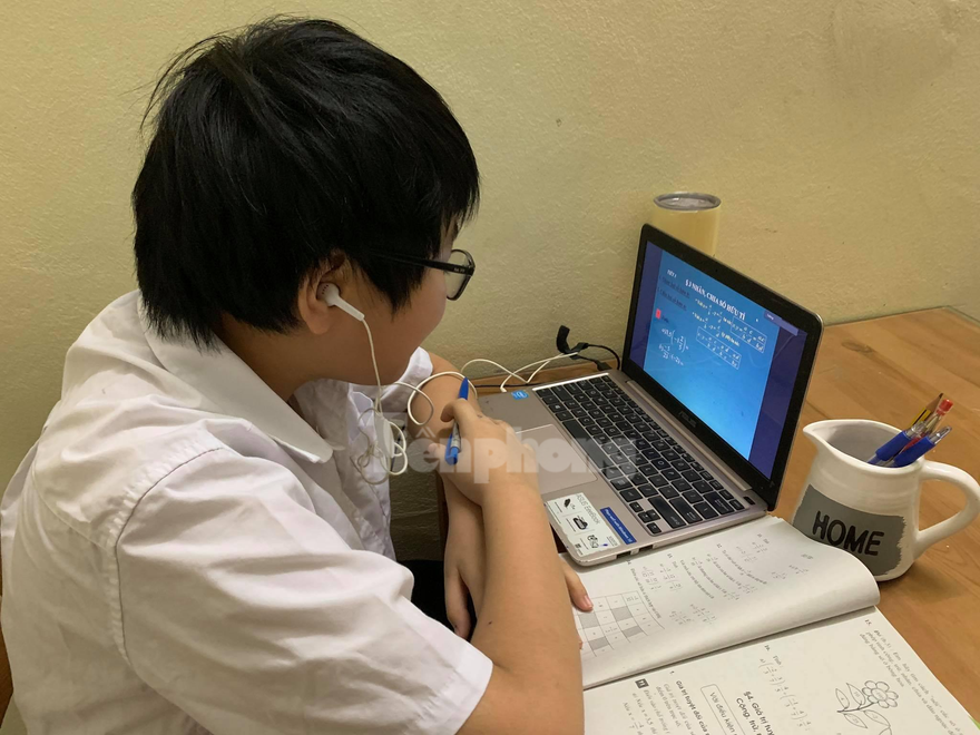 Tặng giải pháp toàn diện phục vụ giảng dạy trực tuyến cho giáo viên và nhà trường