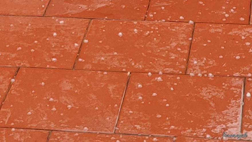 Mưa đá ở huyện Tam Nông, Phú Thọ vào trưa nay. Ảnh: H.H.L