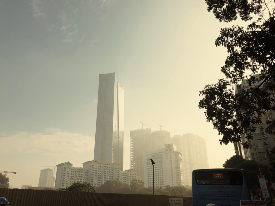 Bầu trời Hà Nội sáng nay.