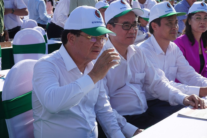 Phó Thủ tướng cùng đại biểu dùng cốc thủy tinh thay chai nhựa một lần