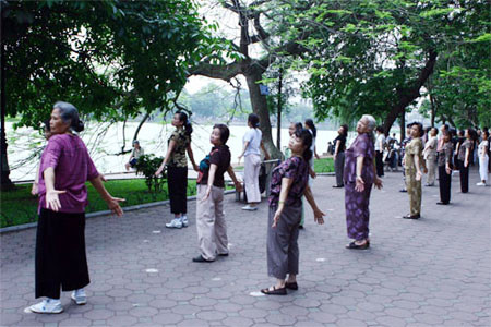 Ô nhiễm Hà Nội lên ngưỡng tím, chuyên gia cảnh báo không tập thể dục buổi sáng