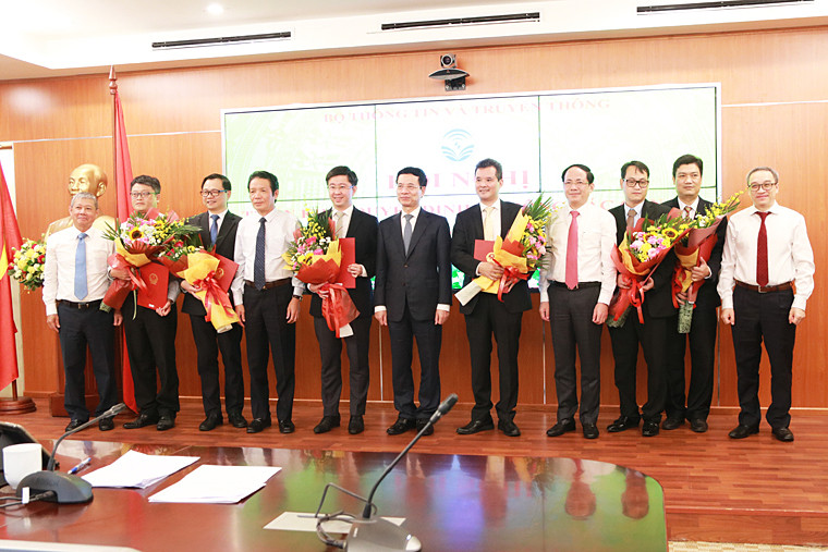 Bộ trưởng Bộ Thông tin và Truyền thông Nguyễn Mạnh Hùng tặng hoa cho các cán bộ được bổ nhiệm. Ảnh: mic.gov.vn