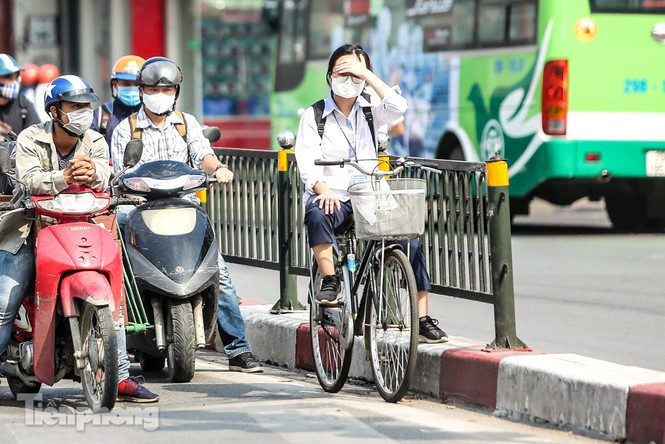 Nắng nóng kéo dài đến hết ngày mai tại miền Bắc và hết ngày thứ Hai (11/5) tại miền Trung. Ảnh: Duy Phạm. 