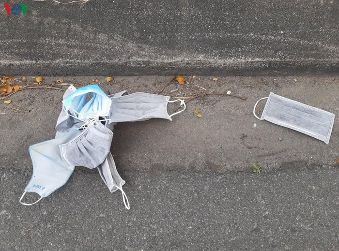 Khẩu trang vứt bừa bãi sẽ làm tăng nguy cơ phát tán mầm bệnh ra môi trường. Ảnh minh họa.