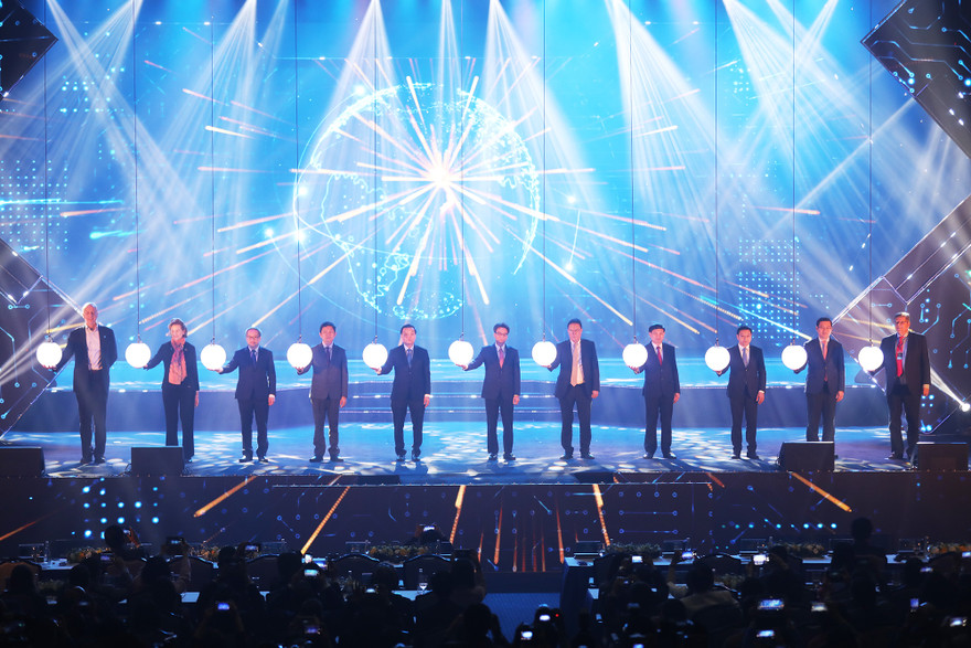 Phó Thủ tướng Vũ Đức Đam cùng các đại biểu khai mạc Ngày hội khởi nghiệp đổi mới sáng tạo 2019.