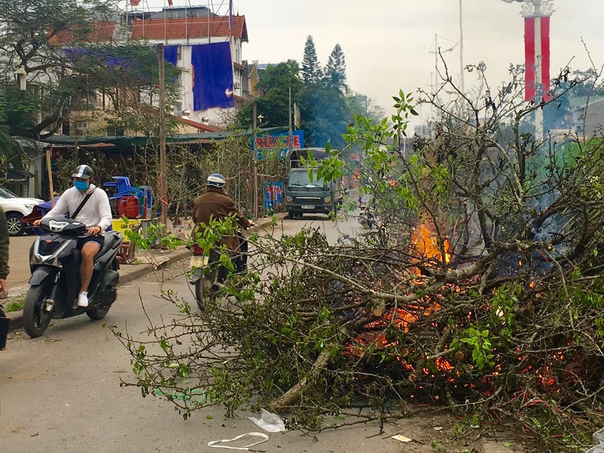 Hiện tượng đốt rác, cây cối có thể gây ô nhiễm cục bộ. Ảnh: Quang Hùng.