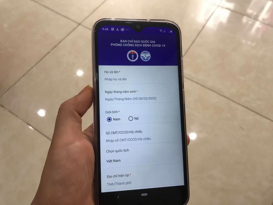 Người dùng điện thoại hệ điều hành Android có thể tải ứng dụng NCOVI vào sáng nay. Ảnh: Nguyễn Hoài