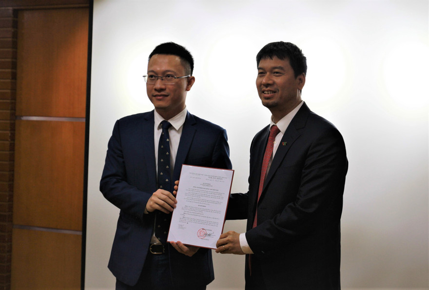 Phó Tổng Giám đốc Đài Tiếng nói Việt Nam Ngô Minh Hiển trao quyết định nhiệm tân Phó Giám đốc Đài Truyền hình Kỹ thuật số VTC Lương Minh Đức