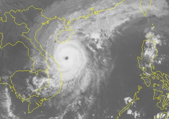 Bão số 13 bắ đầu áp sát đất liền các tỉnh miền Trung từ chiều nay. 