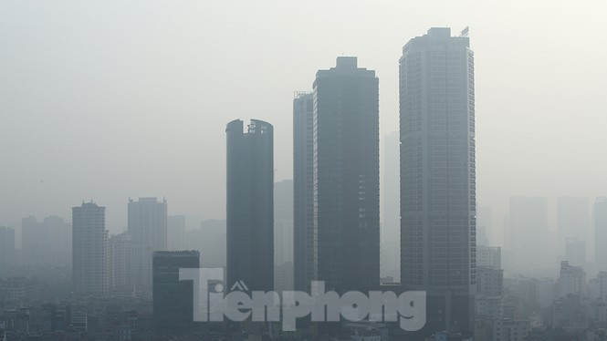 Hà Nội mờ mịt do sương mù và ô nhiễm không khí.
