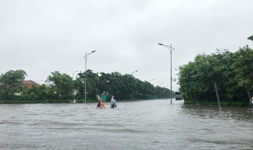 Khu vực đầu cầu Vĩnh Tuy ra quốc lộ 5 mênh mông nước - Ảnh: Nghiêm Huê