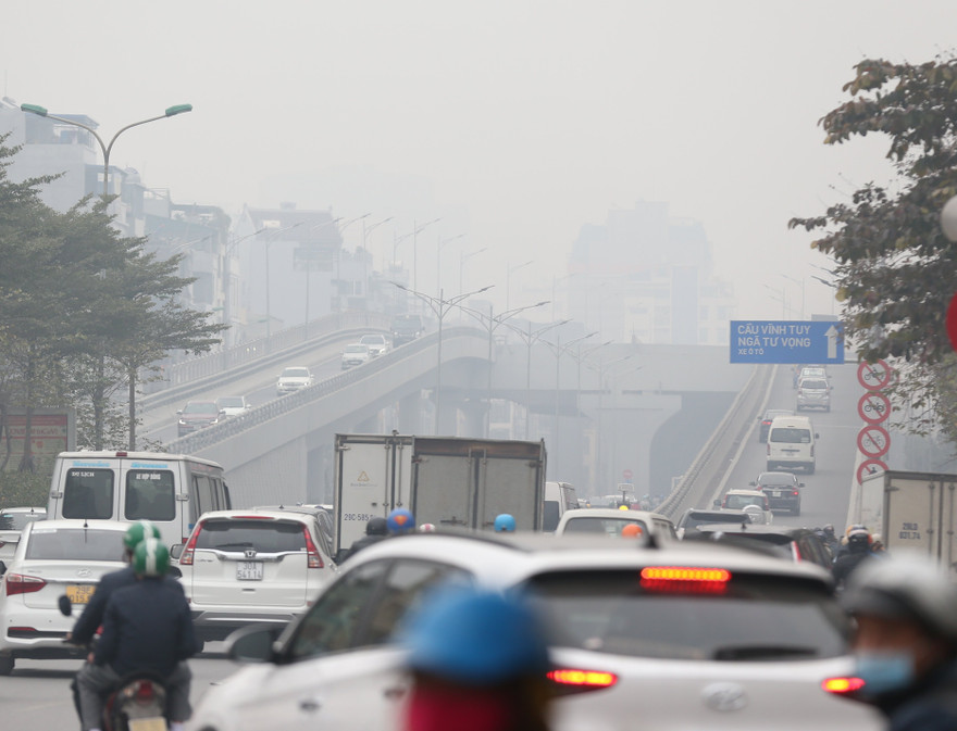 Ô nhiễm không khí kéo dài suốt cả tuần qua. Ảnh: Như Ý.