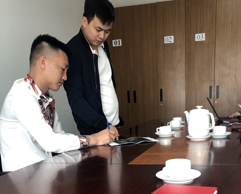 "Huấn hoa hồng" ký vào biên bản vi phạm hành chính. Ảnh: abei.gov.vn