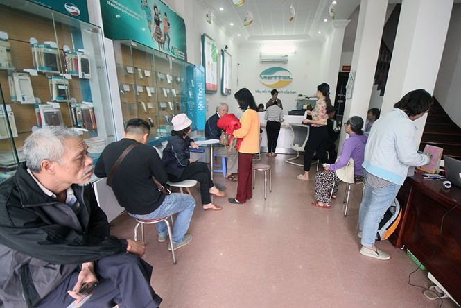 Khách hàng đến bổ sung thông tin thuê bao tại một điểm giao dịch của Viettel.