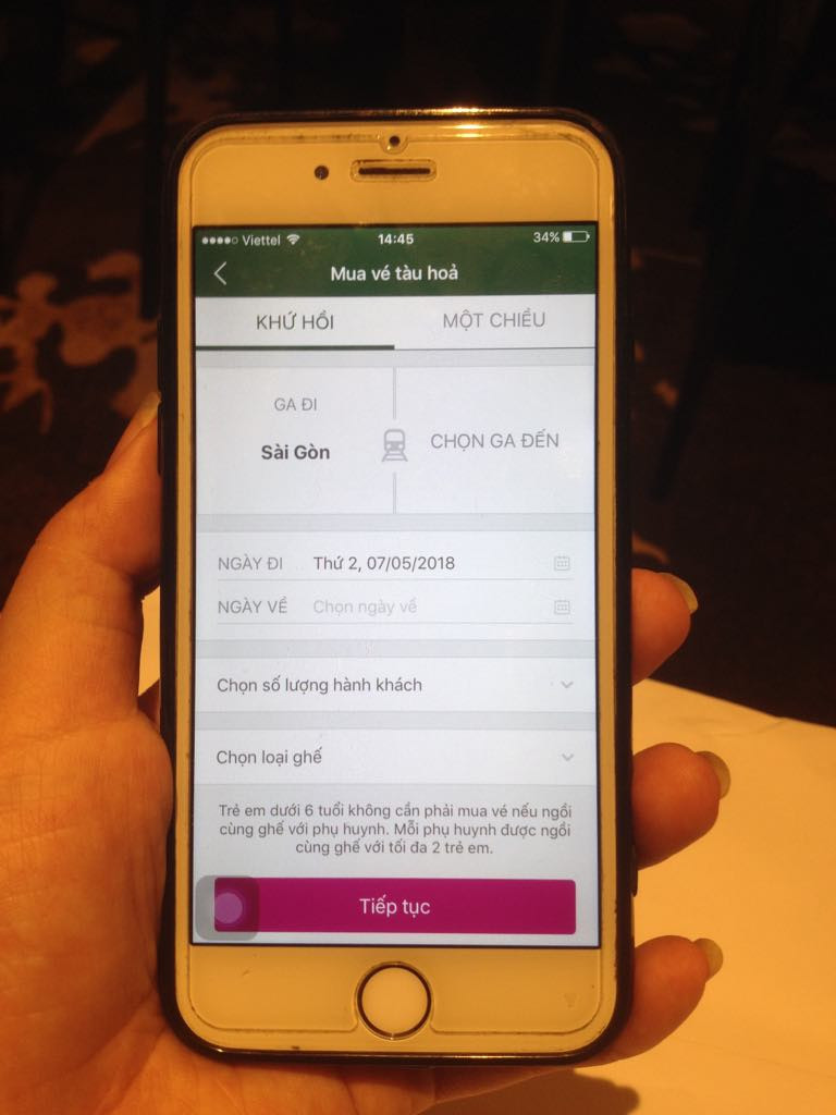 Khách hàng dễ dàng mua vé tàu bằng điện thoại di động