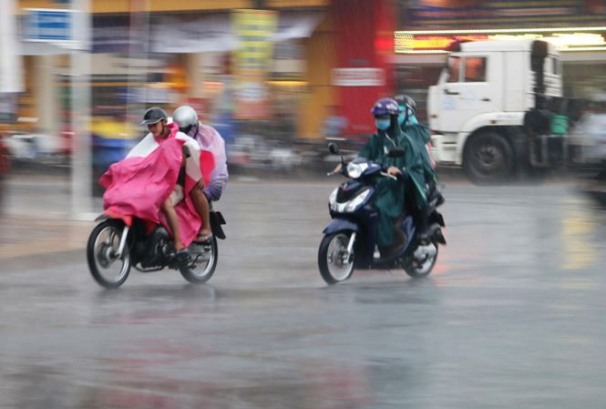 Bắc Bộ mưa dông, Trung Bộ nắng nóng kéo dài