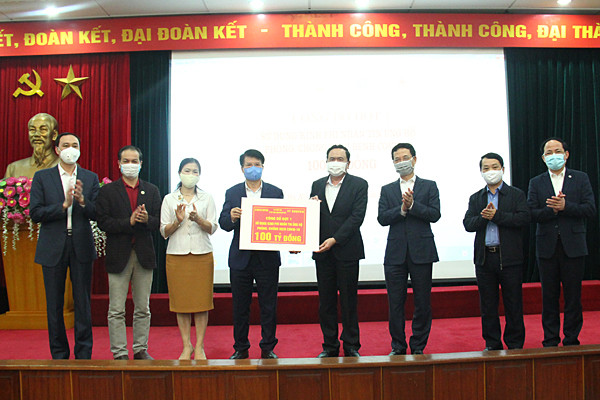 Đại diện UBTW Mặt trận Tổ quốc Việt Nam trao tiền ủng hộ cho đại diện Bộ Y tế. Ảnh: Mic.gov.vn