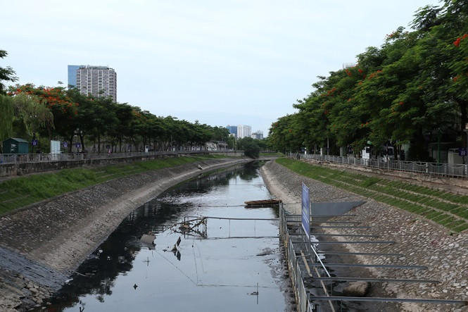 Nước sông Tô Lịch trở lại đen kịt sau khi xả nước từ Hồ Tây vào.