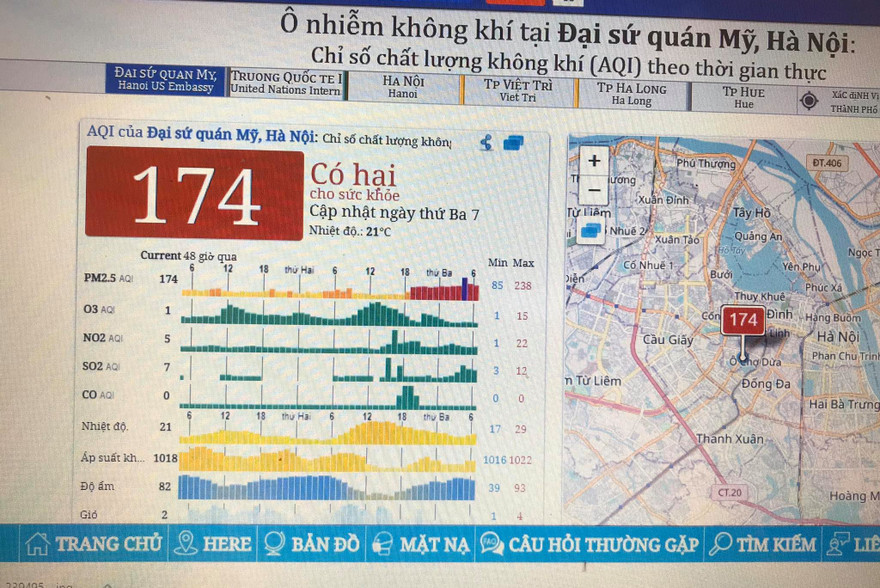 Chát lượng không khí lên ngưỡng xấu trong sáng nay. Ảnh: Nguyễn Hoài.