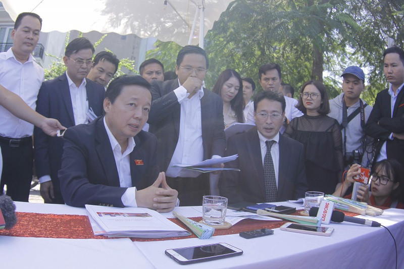 Bộ trưởng Trần Hồng Hà "chất vấn" TS TS. Tadashi Yamamura, Chủ tịch Tổ chức xúc tiến Thương mại- Môi trường Nhật Bản trưa nay. 