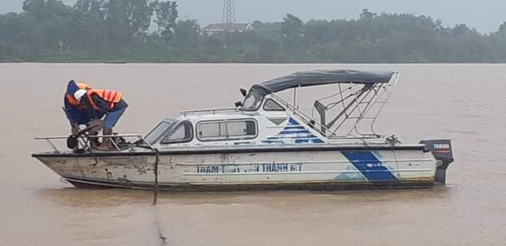 Cán bộ khí tượng thủy văn dầm mình trong mưa lũ làm nhiệm vụ. 