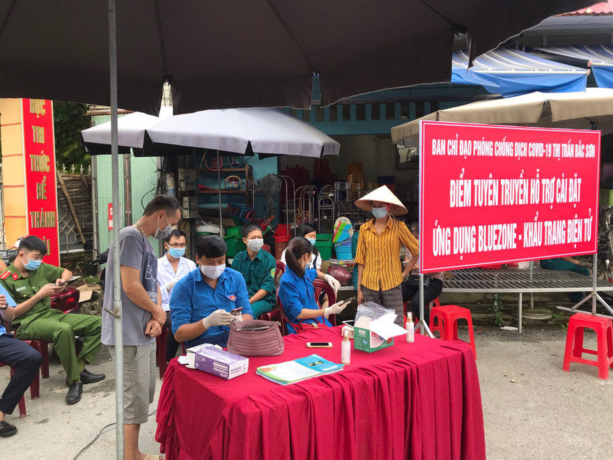 Lạng Sơn thiết lập các điểm lưu động cài đặt Bluezone cho người dân.