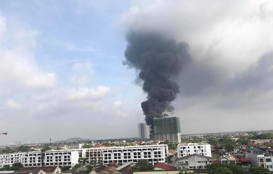 Vụ cháy hóa chất ở Long Biên tạo ra cột khói khổng lồ. Ảnh minh họa: Vietnamplus.vn