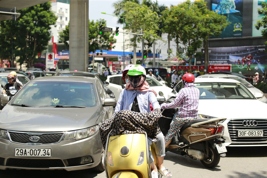 Nắng nóng dự báo đến hết ngày Chủ Nhật 26/4 tại Hà Nội. Ảnh: Như Ý.