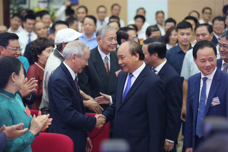 Thủ tướng Chính phủ Nguyễn Xuân Phúc thăm hỏi cán bộ, công chức, viên chức, người lao động ngành khí tượng thủy văn chiều nay (3/10). Ảnh: Như Ý.