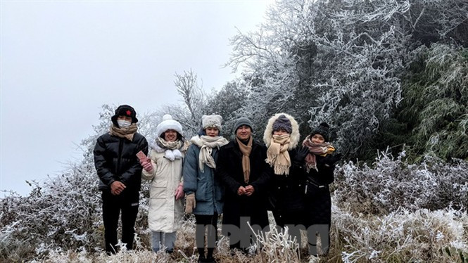 Du khách lên Cao Bằng ngắm băng giá trong đợt rét này. Ảnh: H.Cương