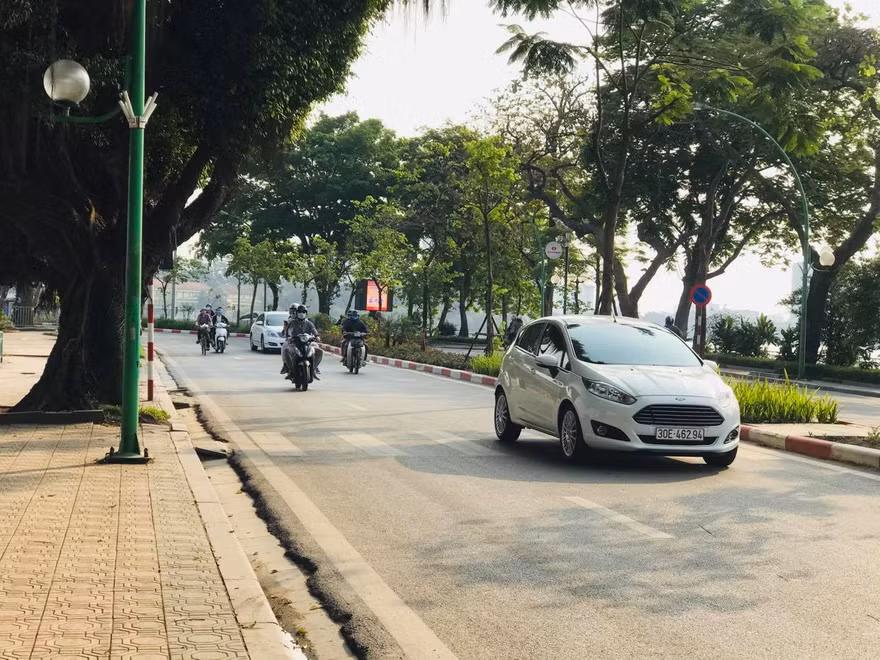 Hôm nay nắng nóng xuất hiện nhiều tới trên cả nước, dự báo kéo dài vài ngày tới. Ảnh: Nguyễn Hoài.