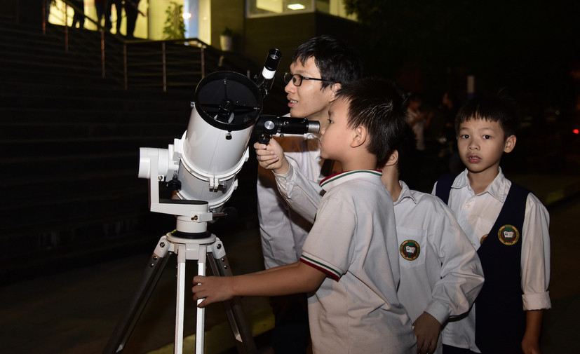 Giới trẻ thủ đô hào hứng khám phá vũ trụ