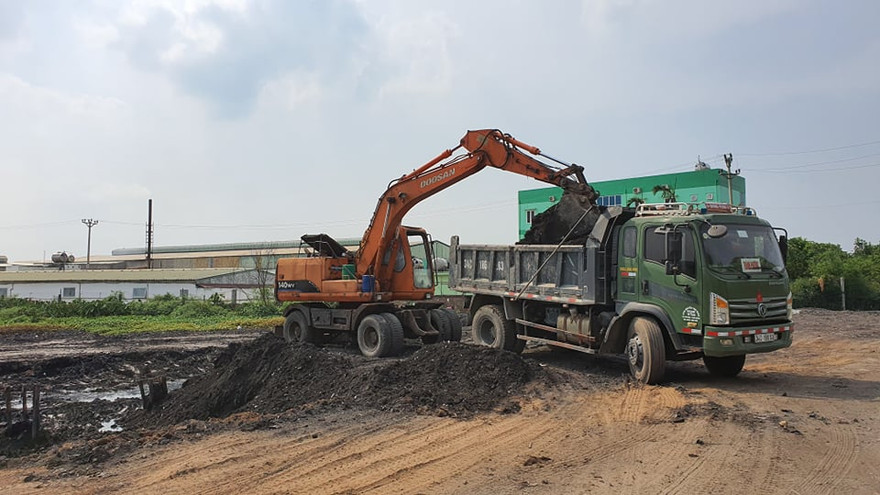 Công ty Cổ phần Quản lý Công trình Đô thị Hải Dương tự ý thu gom lại tro xỉ trả về nơi chôn lấp sau khi có phản ánh của báo chí. Ảnh: QH